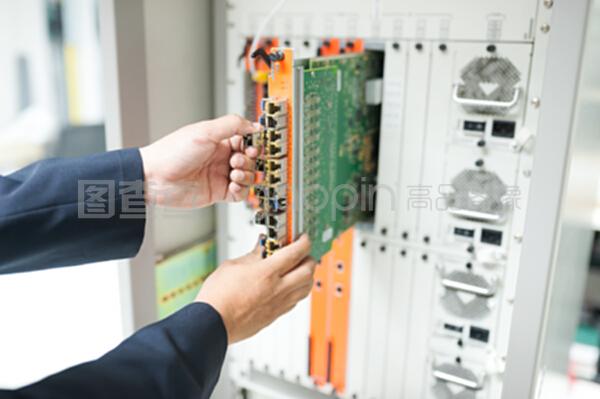 数据中心网络开关安装与维修实战指南